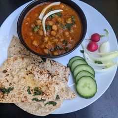 A picture of Chole kulche.