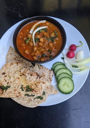 A picture of Chole kulche.