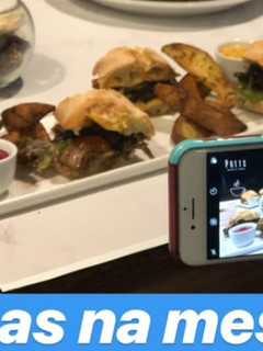 Una foto de Sándwiches de cerdo agridulce en pan bata