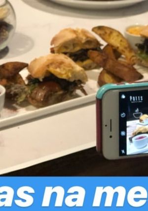 Una foto de Sándwiches de cerdo agridulce en pan bata