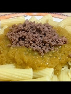 Una foto de Macarrones con salsa de tomates verdes