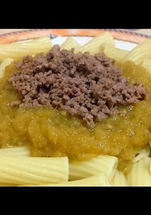 Una foto de Macarrones con salsa de tomates verdes