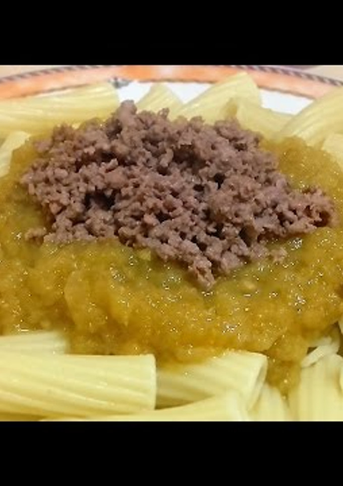Una foto de Macarrones con salsa de tomates verdes