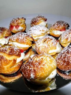 Una foto de Profiteroles de nata y fresa