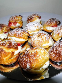 Una foto de Profiteroles de nata y fresa