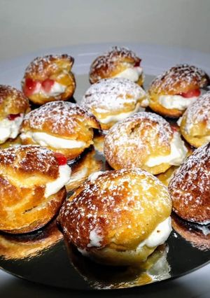Foto principal de Profiteroles de nata y fresa