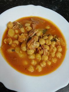 Una foto de Oreja y garbanzos