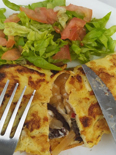 Una foto de Omelette de Morcilla, Queso y Cebolla