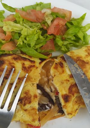 Una foto de Omelette de Morcilla, Queso y Cebolla
