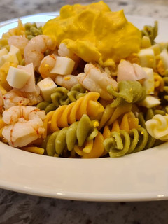 Foto principal de Ensalada de pasta con gambas y alioli