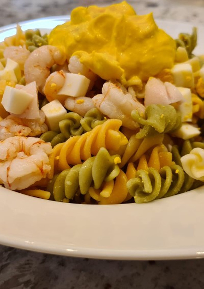 Una foto de Ensalada de pasta con gambas y alioli