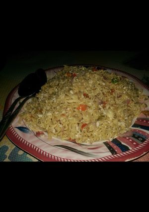 A picture of Fried Indomie n egg.