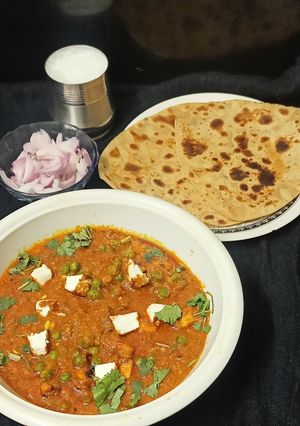 ઢાબા સ્ટાઇલ મટર પનીર (Dhaba Style Matar Paneer Recipe In Gujarati) રેસીપી મુખ્ય ફોટો