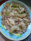 Ensalada de lechuga, manzana y pollo picado con ají pickle fuerte