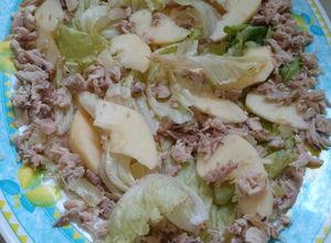 Una foto de Ensalada de lechuga, manzana y pollo picado con ají pickle fuerte