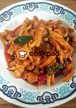 รูปของ ผัดพริกแกงไก่ใส้หนอไม้ / ข้าวผัดพริกแกง