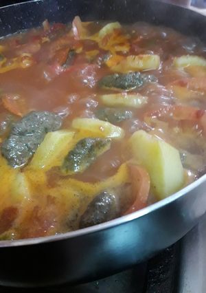 صورة لوصفة كرات الكفتة وبطاطا بصوص البندورة