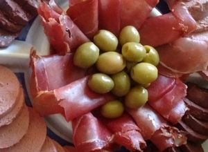 Una foto de Antipasto con morcilla. Lever... Jamón serrano