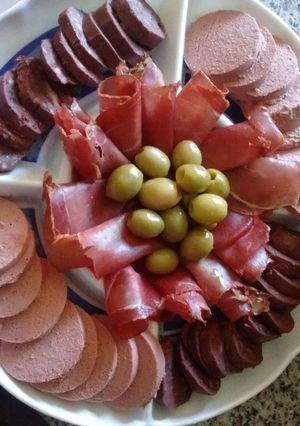 Una foto de Antipasto con morcilla. Lever... Jamón serrano