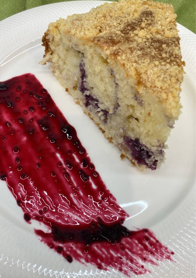 Ніжний бісквіт зі смородиною та штрейзелем 😋