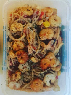 Una foto de Spaghetti integral, pimiento asado, atún, gambas, cilantro