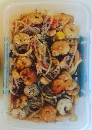 Una foto de Spaghetti integral, pimiento asado, atún, gambas, cilantro