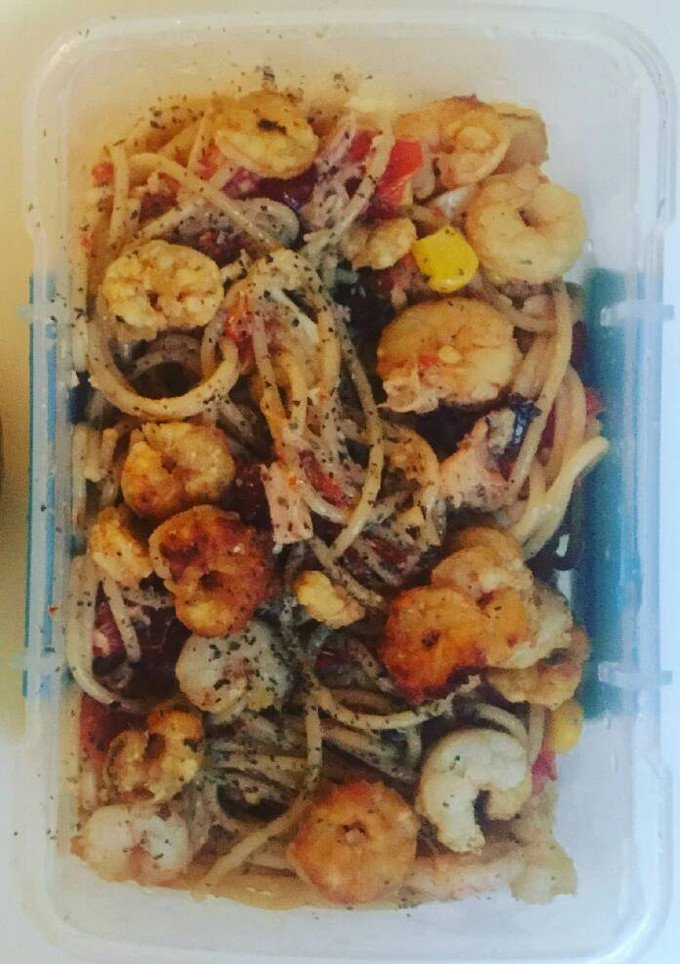 Una foto de Spaghetti integral, pimiento asado, atún, gambas, cilantro