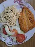 Filete de dorado frito con ensalada fresca y espagueti con crema