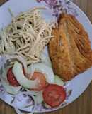Filete de dorado frito con ensalada fresca y espagueti con crema