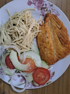 Una foto de Filete de dorado frito con ensalada fresca y espagueti con crema