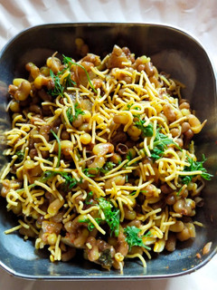 मटकीची उसळ (matki chi usal recipe in marathi) रेसिपी चे मुख्य फोटो