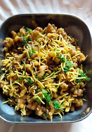 मटकीची उसळ (matki chi usal recipe in marathi) रेसिपी चे मुख्य फोटो 