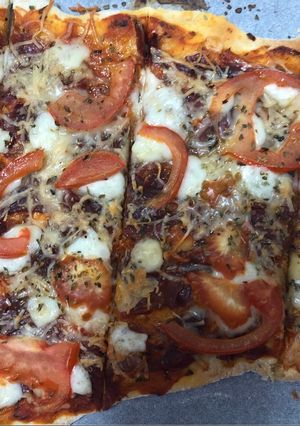 Una foto de Pizza casera de Jamón Serrano