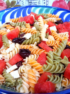 Una foto de Ensalada de pasta con sandía, queso fresco y olivas