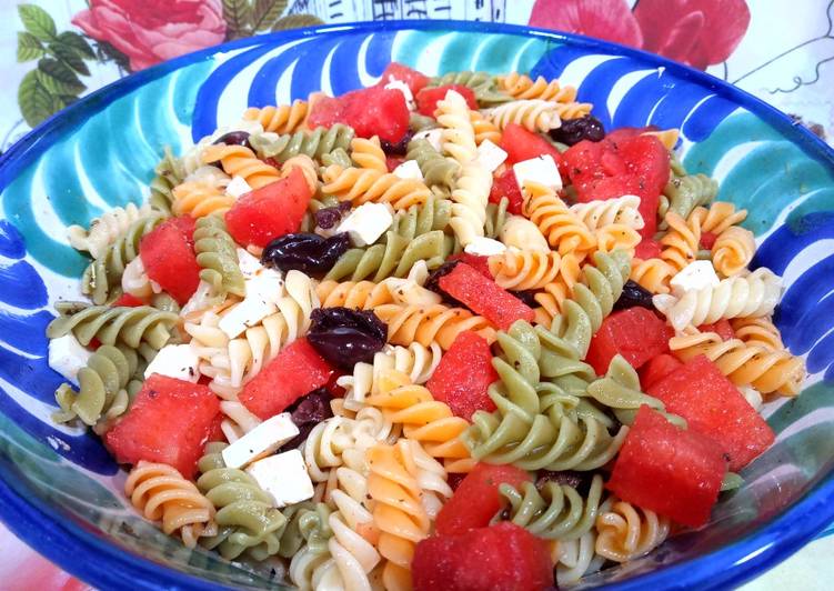 Ensalada de pasta con sandía, queso fresco y olivas