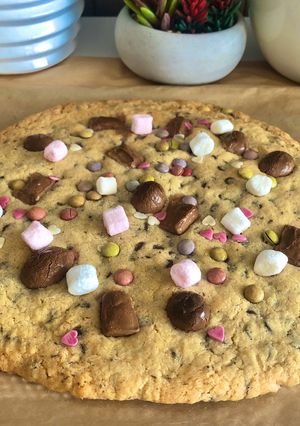 Une photo de Cookie XXL kinder smarties et chamallow