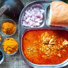 A picture of Misal pav.