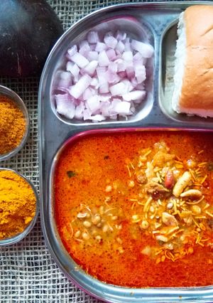 A picture of Misal pav.