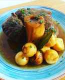 Jarrete de ternera en salsa de cebolla