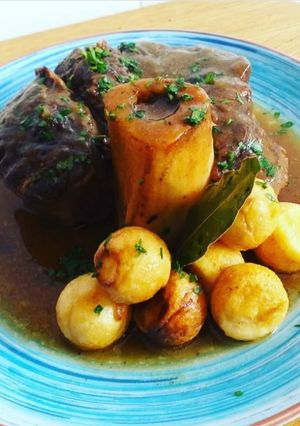 Una foto de Jarrete de ternera en salsa de cebolla