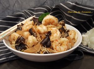 Une photo de Poêlée asiatique aux crevettes et champignons noirs
