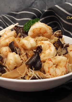 Une photo de Poêlée asiatique aux crevettes et champignons noirs