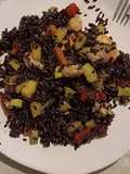 Insalata di riso nero con verdure e gamberi