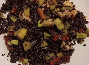 Foto di Insalata di riso nero con verdure e gamberi
