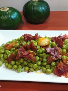 Una foto de Guisantes con jamón frito