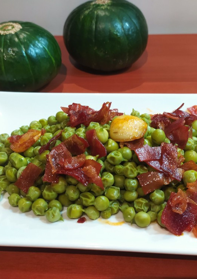 Una foto de Guisantes con jamón frito