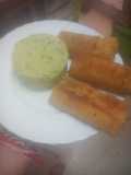 Flautas de pan de molde rellenas de salchichas, queso y bacon con puré de papas