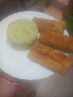 Una foto de Flautas de pan de molde rellenas de salchichas, queso y bacon con puré de papas