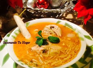 Una foto de Sopa de fideos con pollo de mama en mi cocina💖