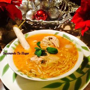 Sopa de fideos con pollo de mama en mi cocina?